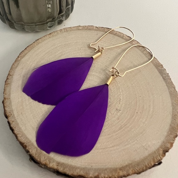 Flirty Hippie Chic Lightweight Feather Earrings - Feather Kawaii Hoops Earrings - Picture 14 of 16